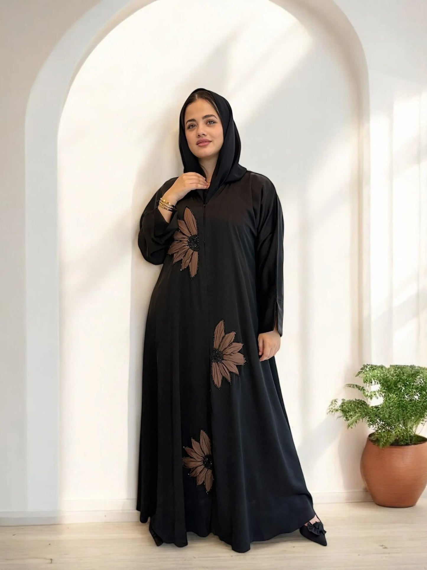 عباية خليجية راقية بتطريز ورده – Gulf-style black abaya with flower details