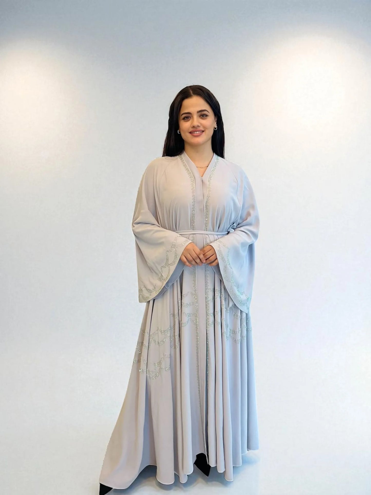 تفاصيل انسيابية راقية على الأكمام | Flowing embroidered sleeve details