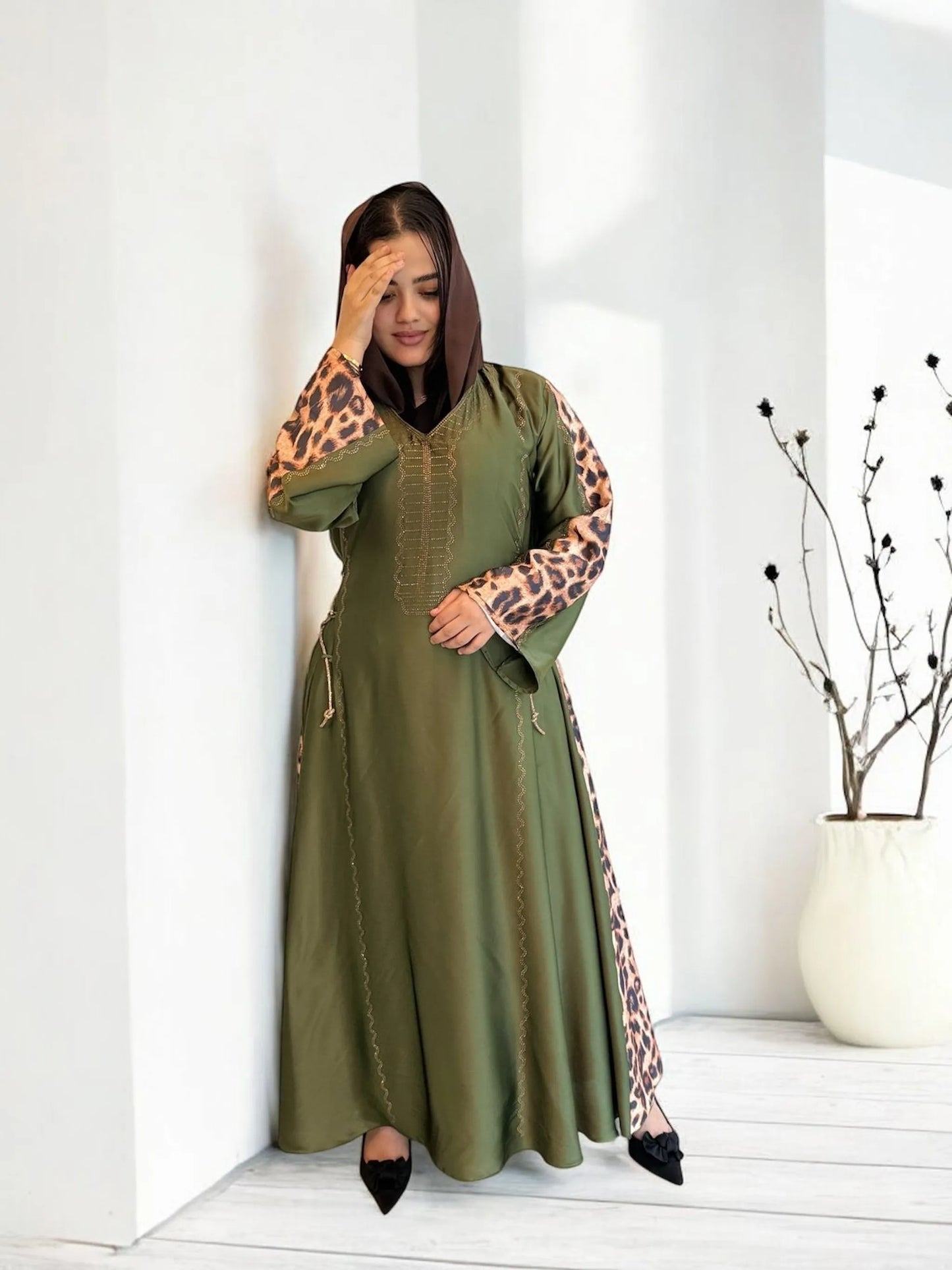 تصميم جانبي جريء بنقشة تايغر فاخرة | Bold side panel with elegant tiger pattern
