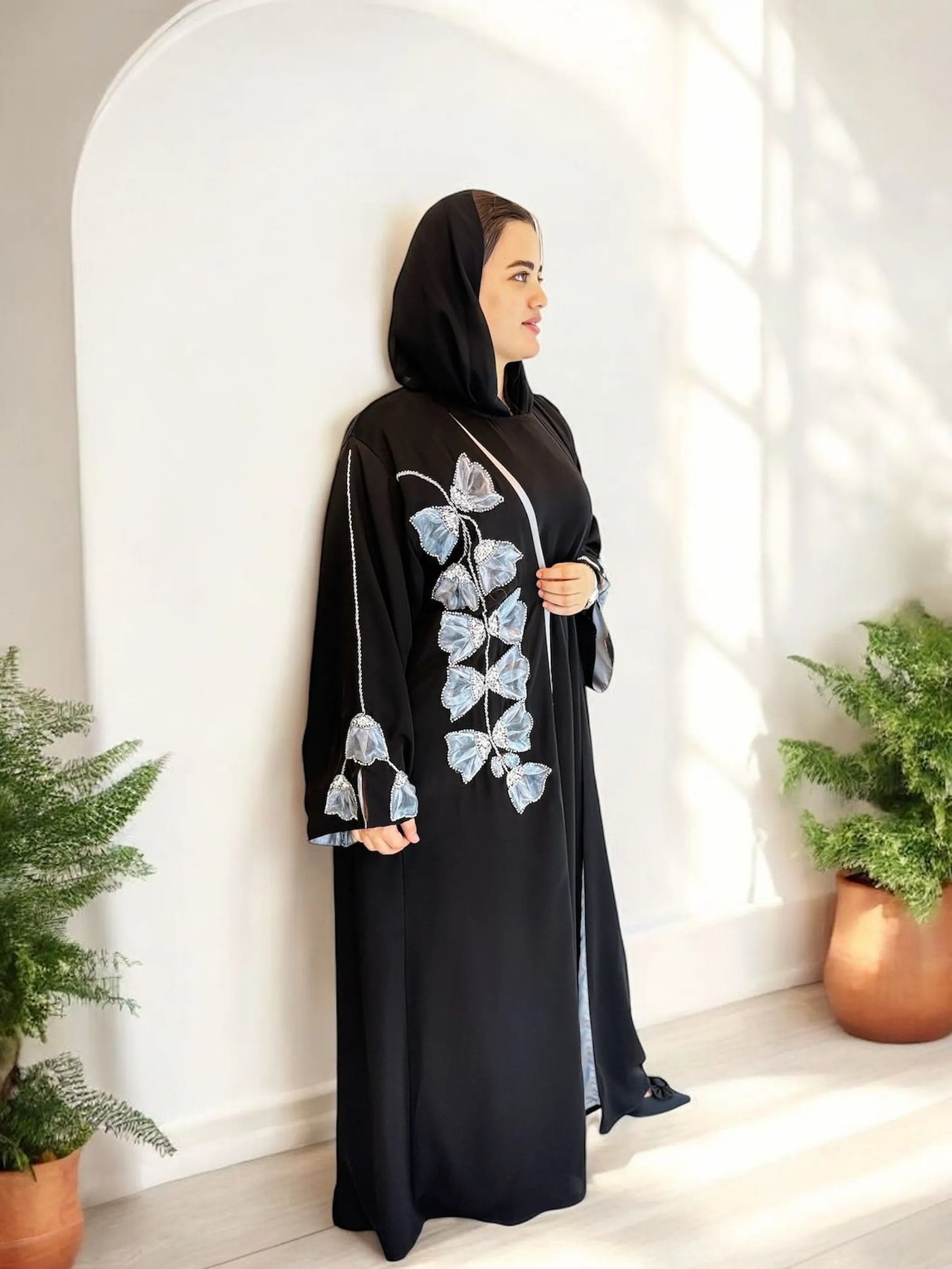 ورود أورجانزا فاخرة مطرزة على الأكمام | Luxury organza flowers embroidered on sleeves