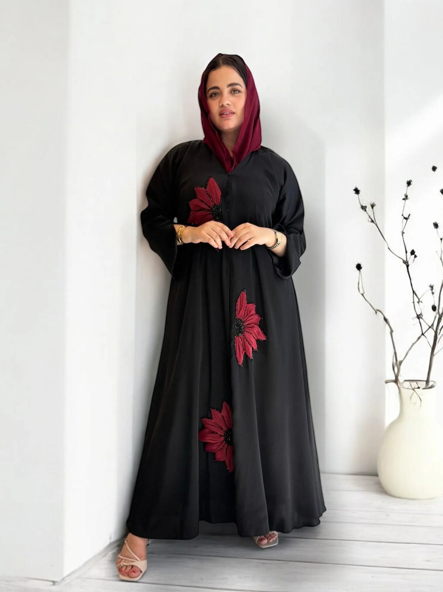 عباية سوداء بتطريز يدوي وزهور ماروني | Black abaya with maroon hand embroidery