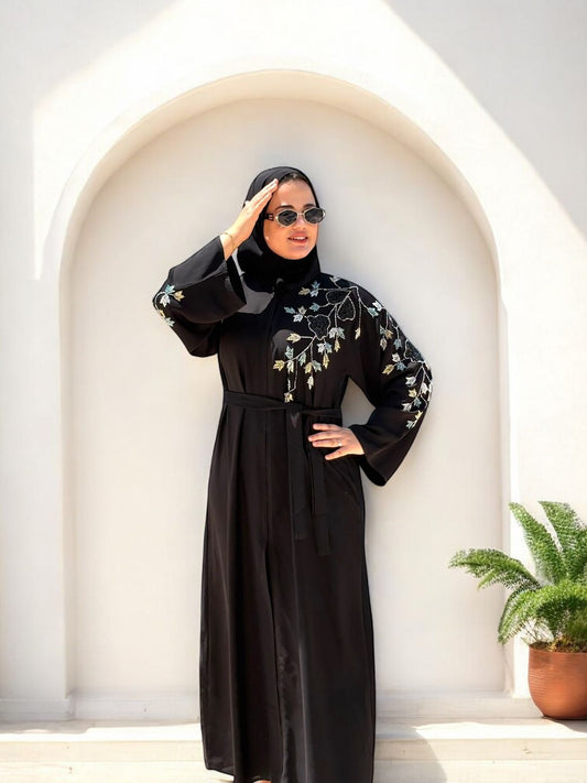 عباية ناعمة بتطريز زهور يدوي

