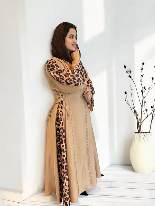
عباية ساتان بتفاصيل تايغر على الأكمام | Satin abaya with tiger print on sleeves