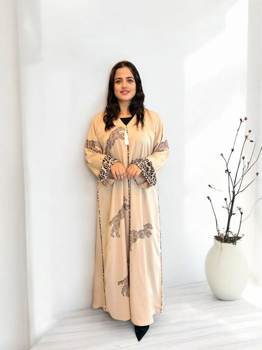 تفاصيل كم عباية بنقشة تايغر وأناقة ناعمة | Tiger pattern sleeve detail of elegant beige abaya