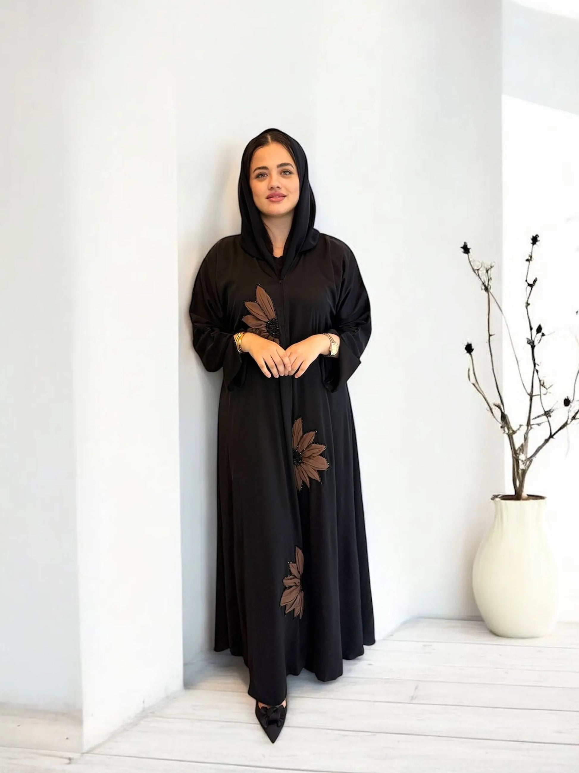 عباية خليجية راقية بتطريز بني – Gulf-style black abaya with brown details