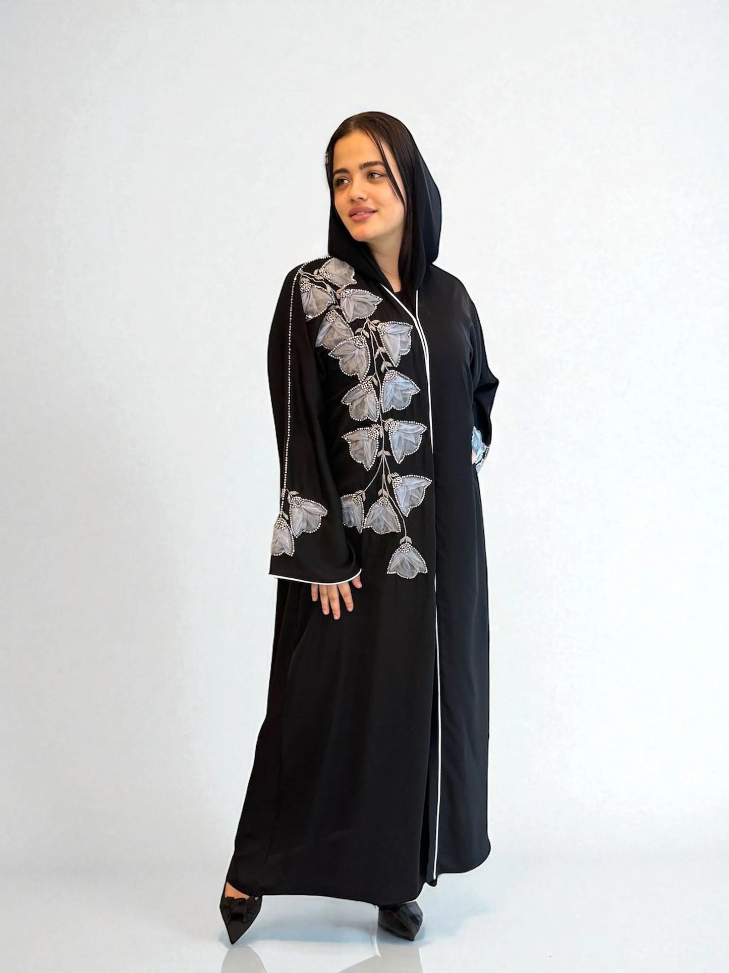تطريز أورجانزا فضي ناعم على كم وصدر العباية | Silver organza leaf detailing on sleeve and chest