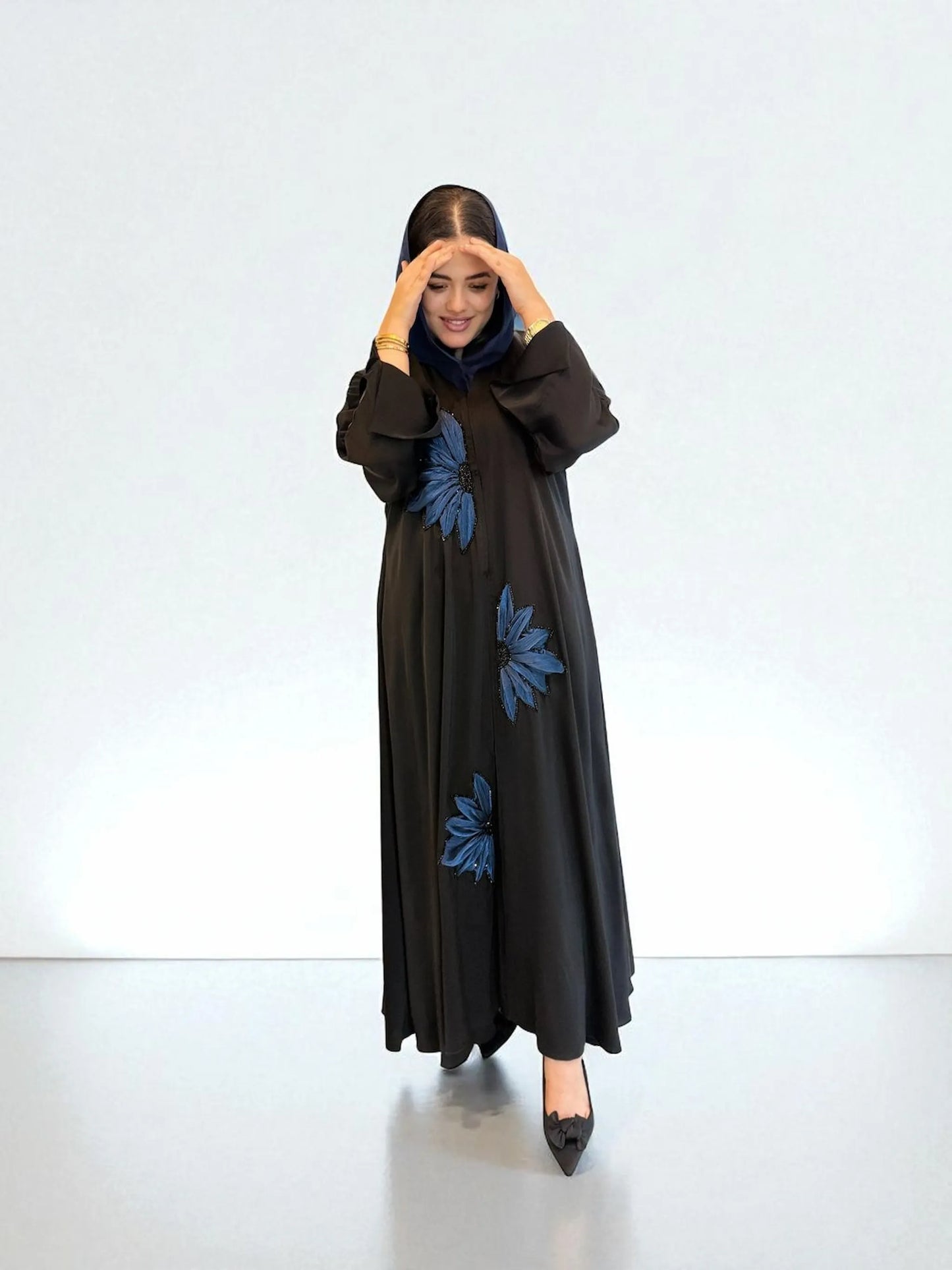 عباية سوداء من ندا بتطريز يدوي من الورود الزرقاء | Black nida abaya with blue hand-embroidered flowers
