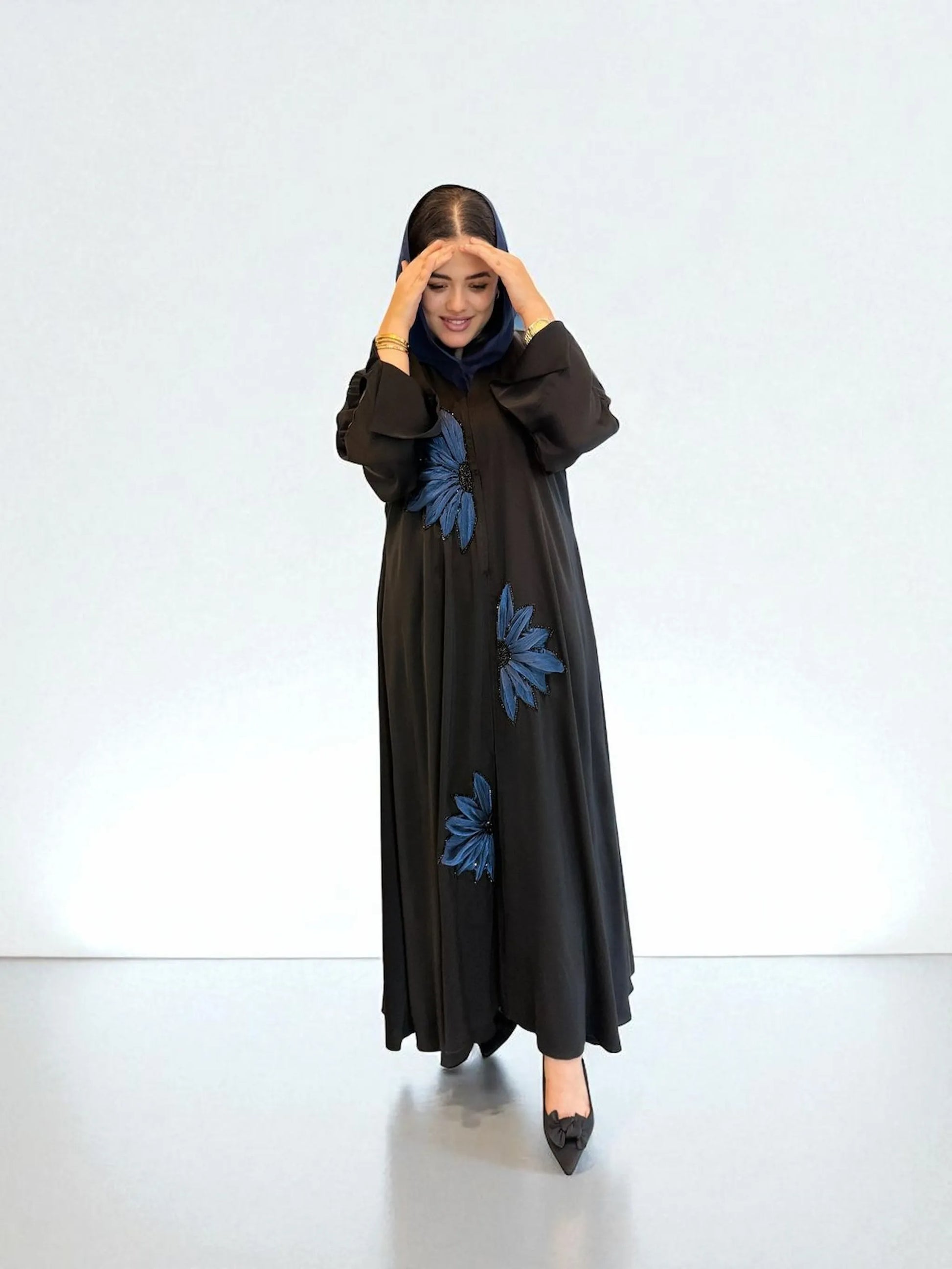 عباية سوداء من ندا بتطريز يدوي من الورود الزرقاء | Black nida abaya with blue hand-embroidered flowers