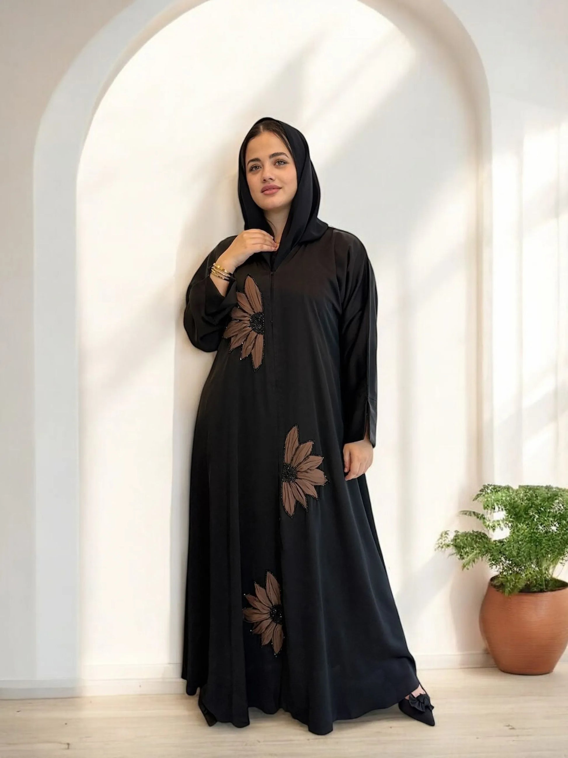 عباية خليجية راقية بتطريز ورده – Gulf-style black abaya with flower details