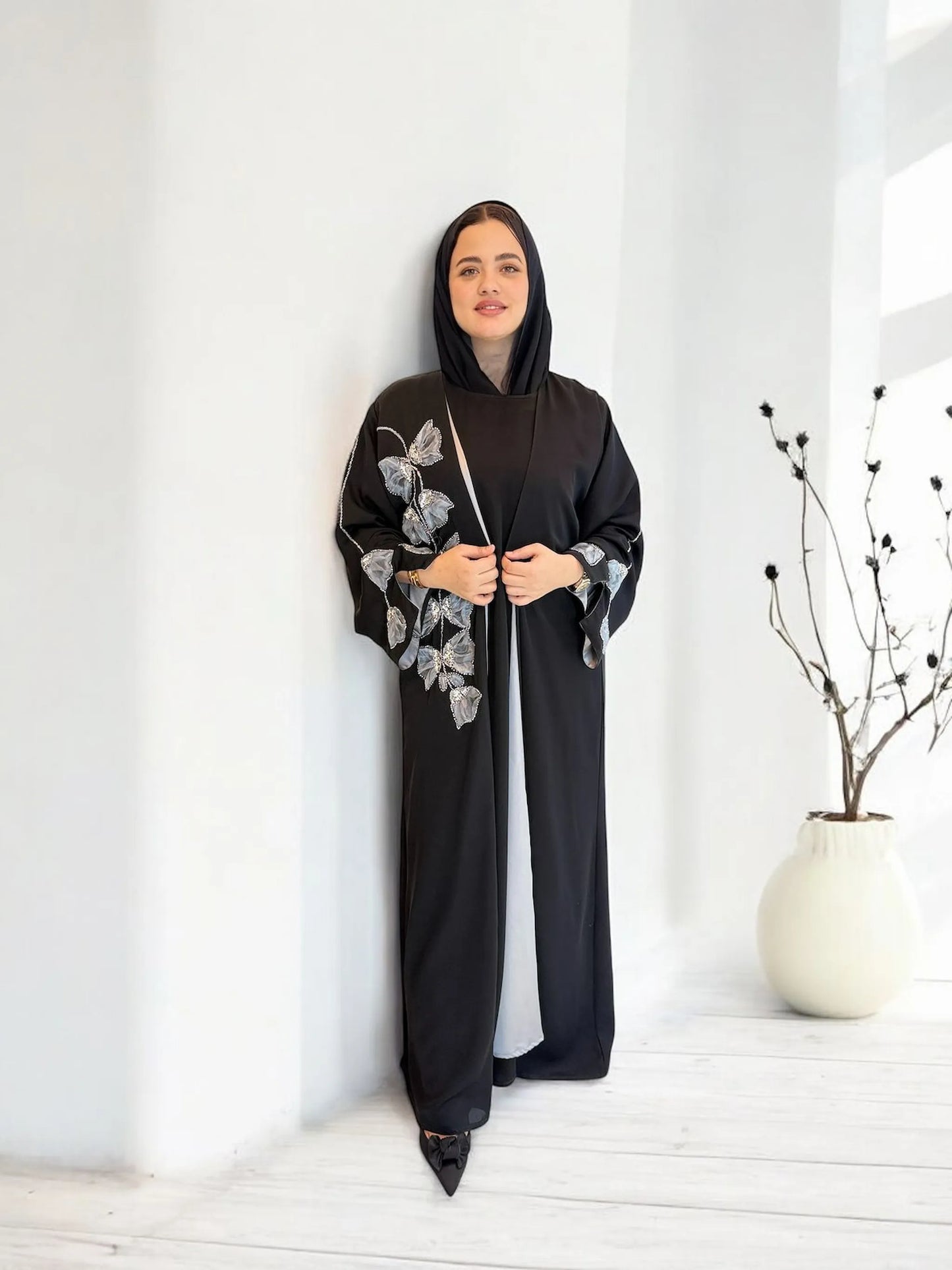 عباية سوداء مبطنة بالساتان مع تطريز يدوي | Black satin-lined abaya with handmade embroidery