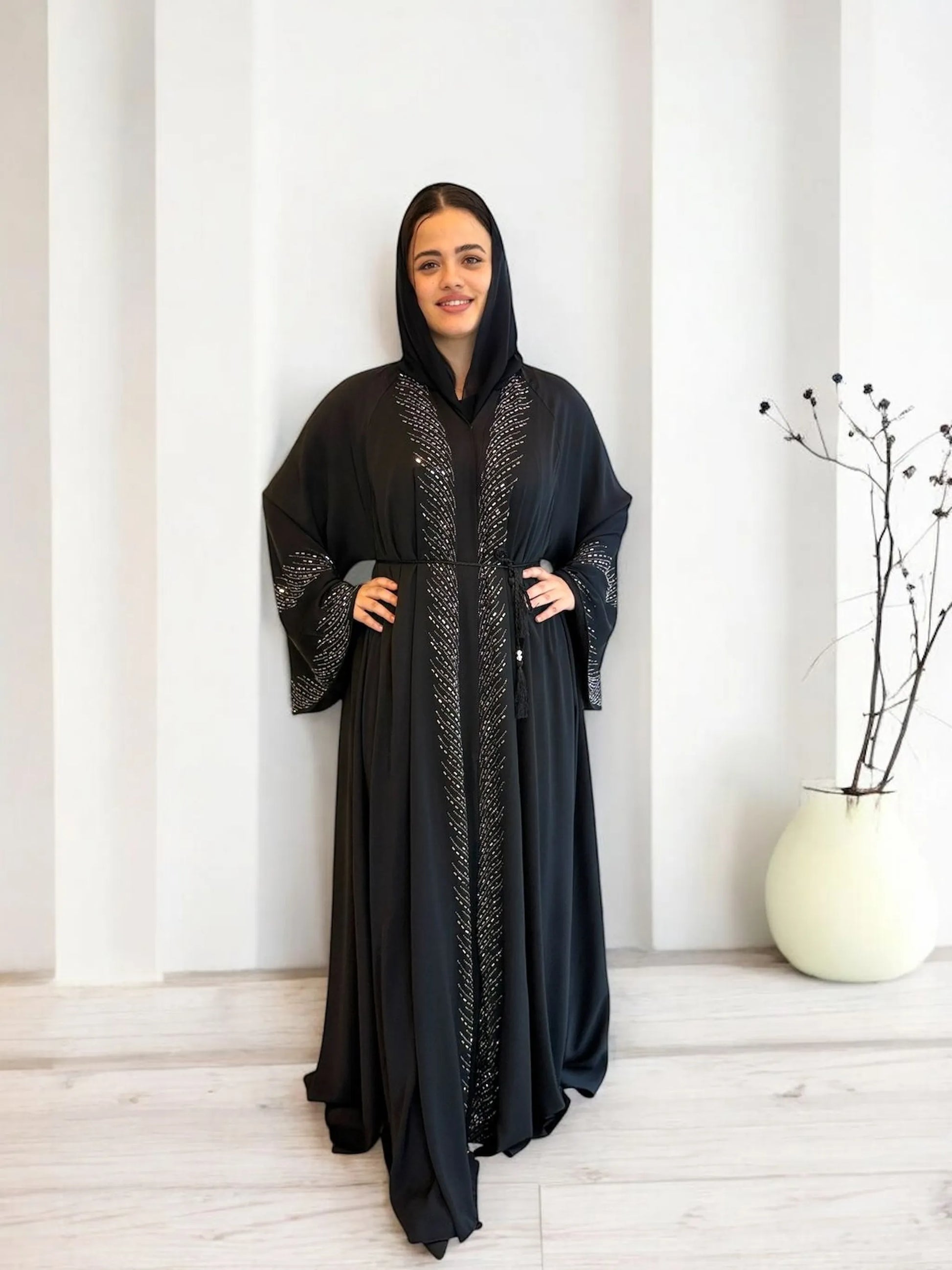 تطريز يدوي متقن على الأكمام والحواف | Fine hand-stitched embroidery on sleeves and trims