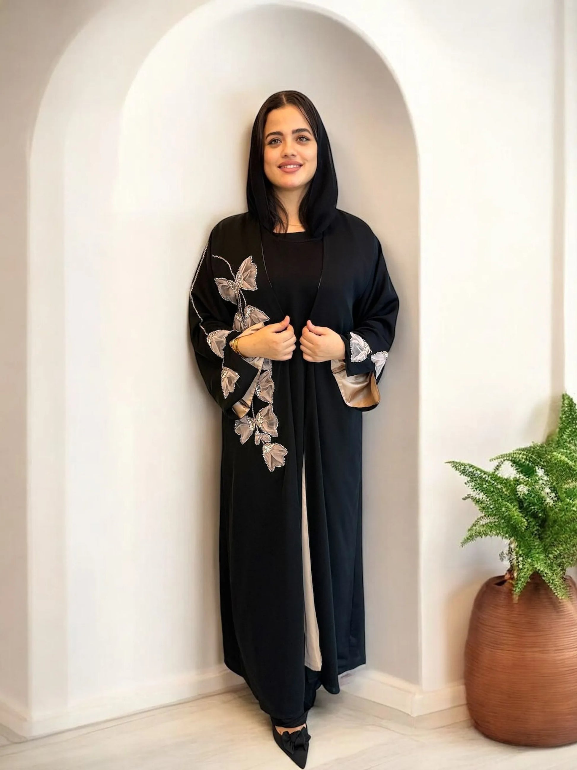 عباية فخمة بطبقة خارجية مبطنة بالساتان الذهبي | Luxurious abaya with golden satin lining