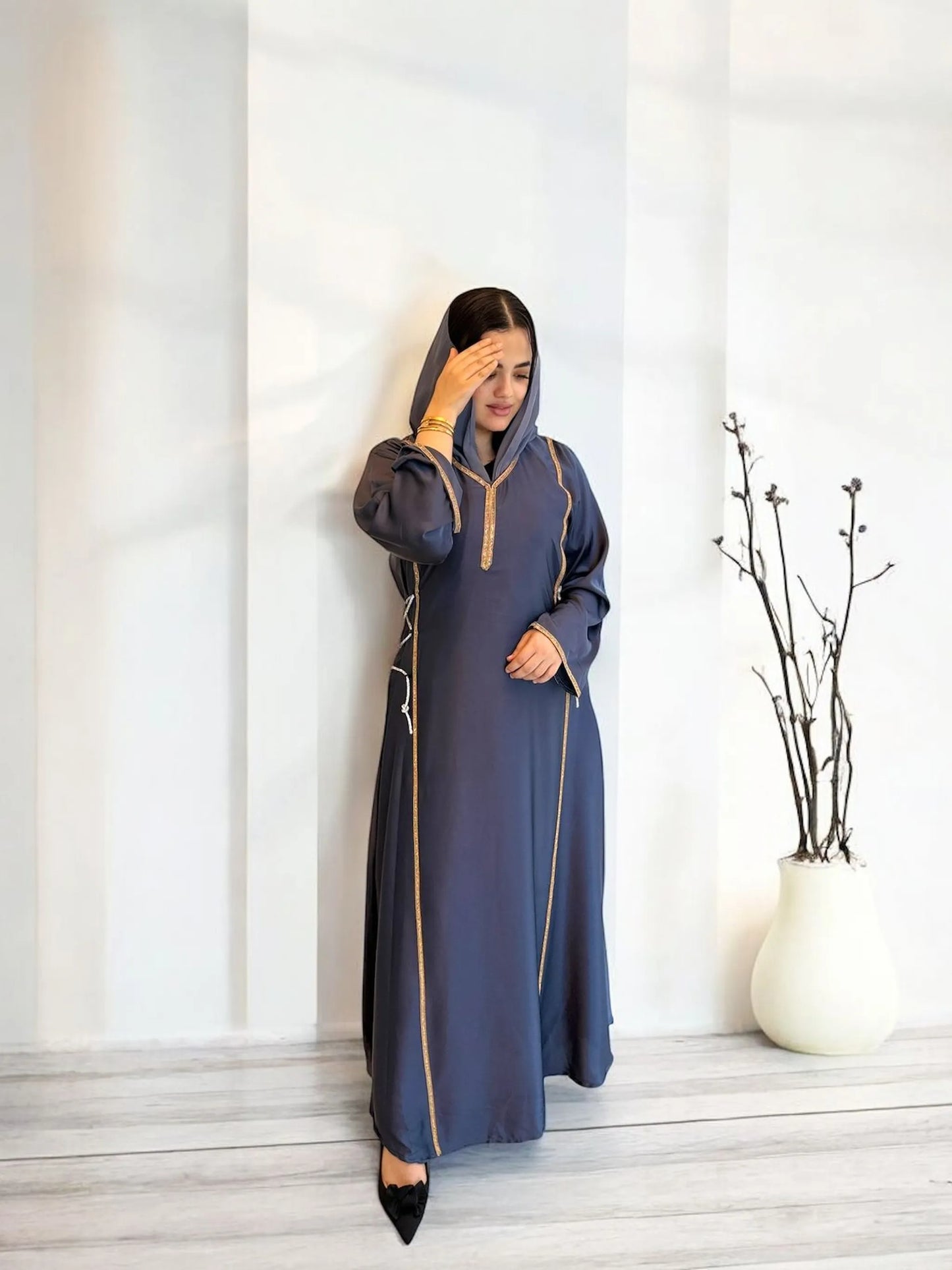 عباية بتفاصيل ناعمة من الخيوط اللامعة | Abaya with delicate shimmering thread details