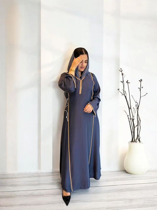 عباية بتفاصيل ناعمة من الخيوط اللامعة | Abaya with delicate shimmering thread details