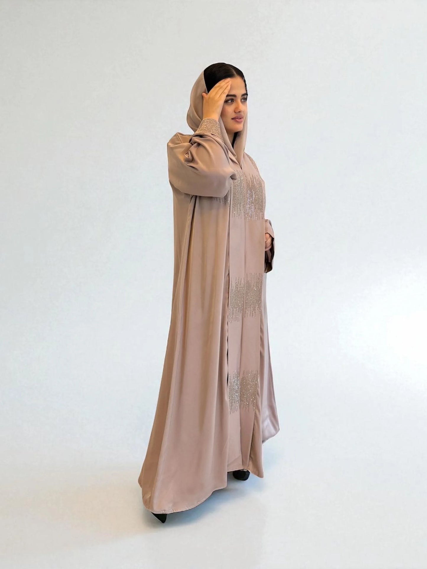 عباية بتصميم ناعم وتطريز لامع على الجزء الأمامي | Elegant abaya with shimmering embroidery on the front panel
