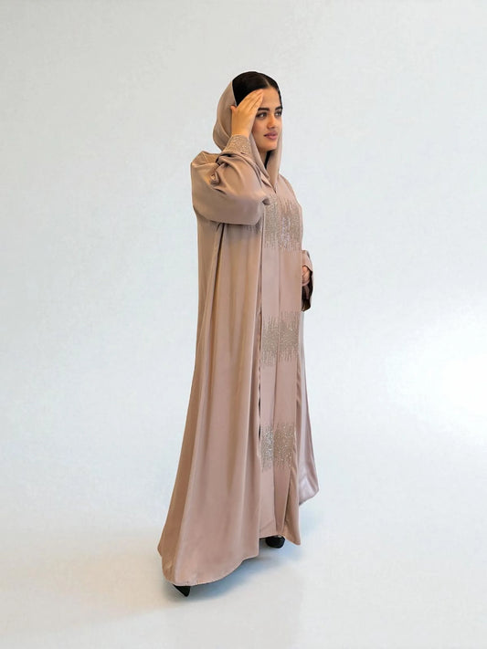 عباية بتصميم ناعم وتطريز لامع على الجزء الأمامي | Elegant abaya with shimmering embroidery on the front panel