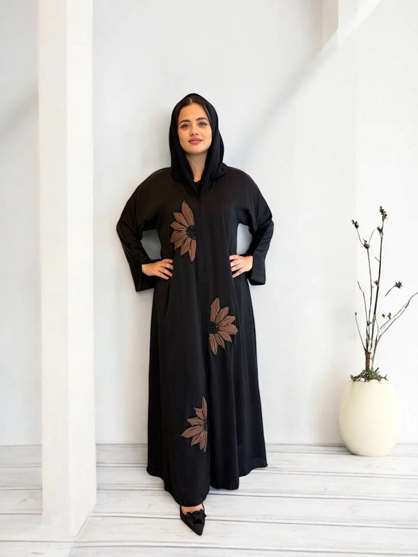عباية سوداء مطرزة بزهور ذهبية – Black abaya with golden floral embroidery

