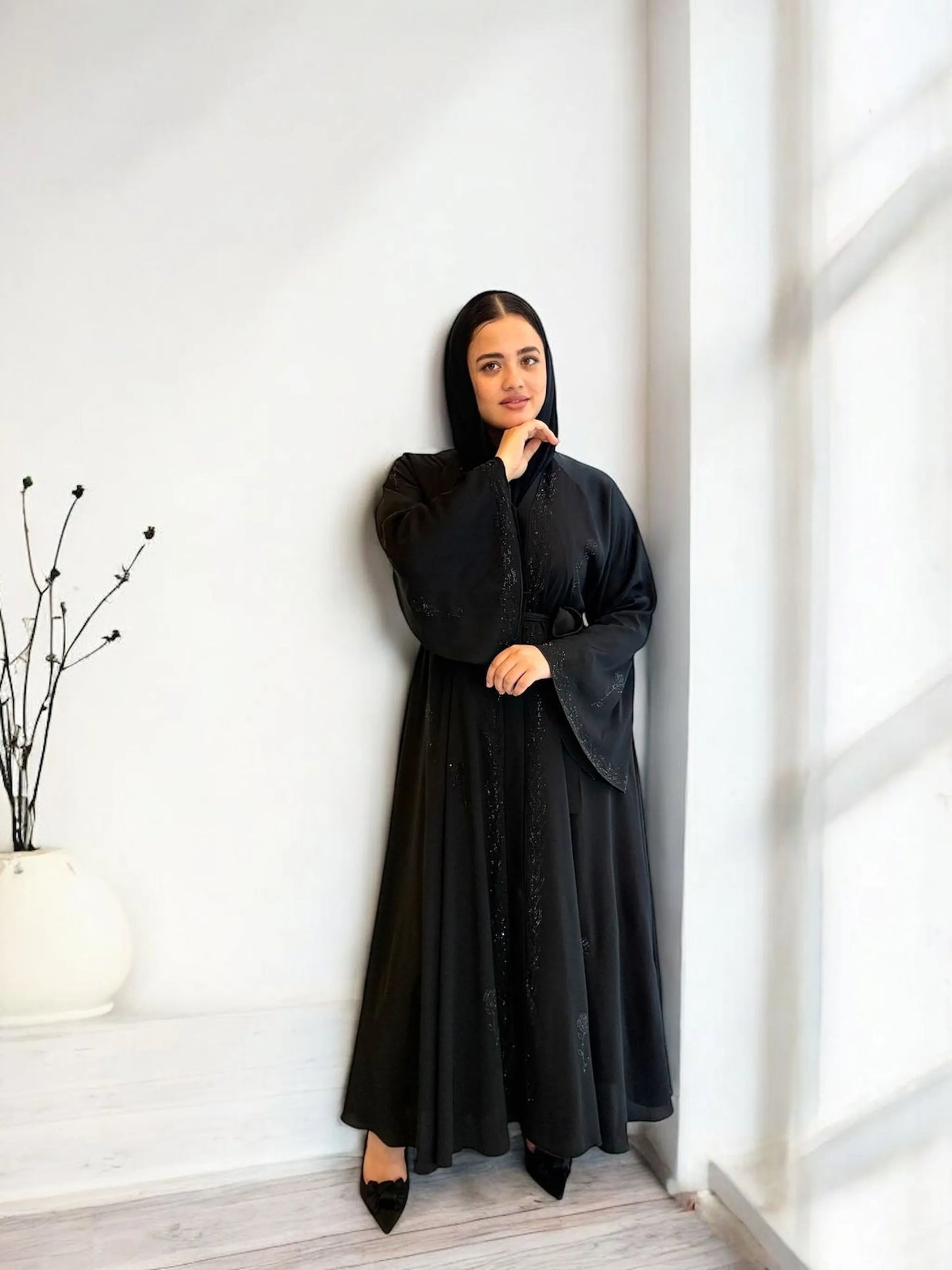 عباية ندي سوداء بتطريز لامع مع حزام خصر| Black nida abaya with shiny embroidery and belt