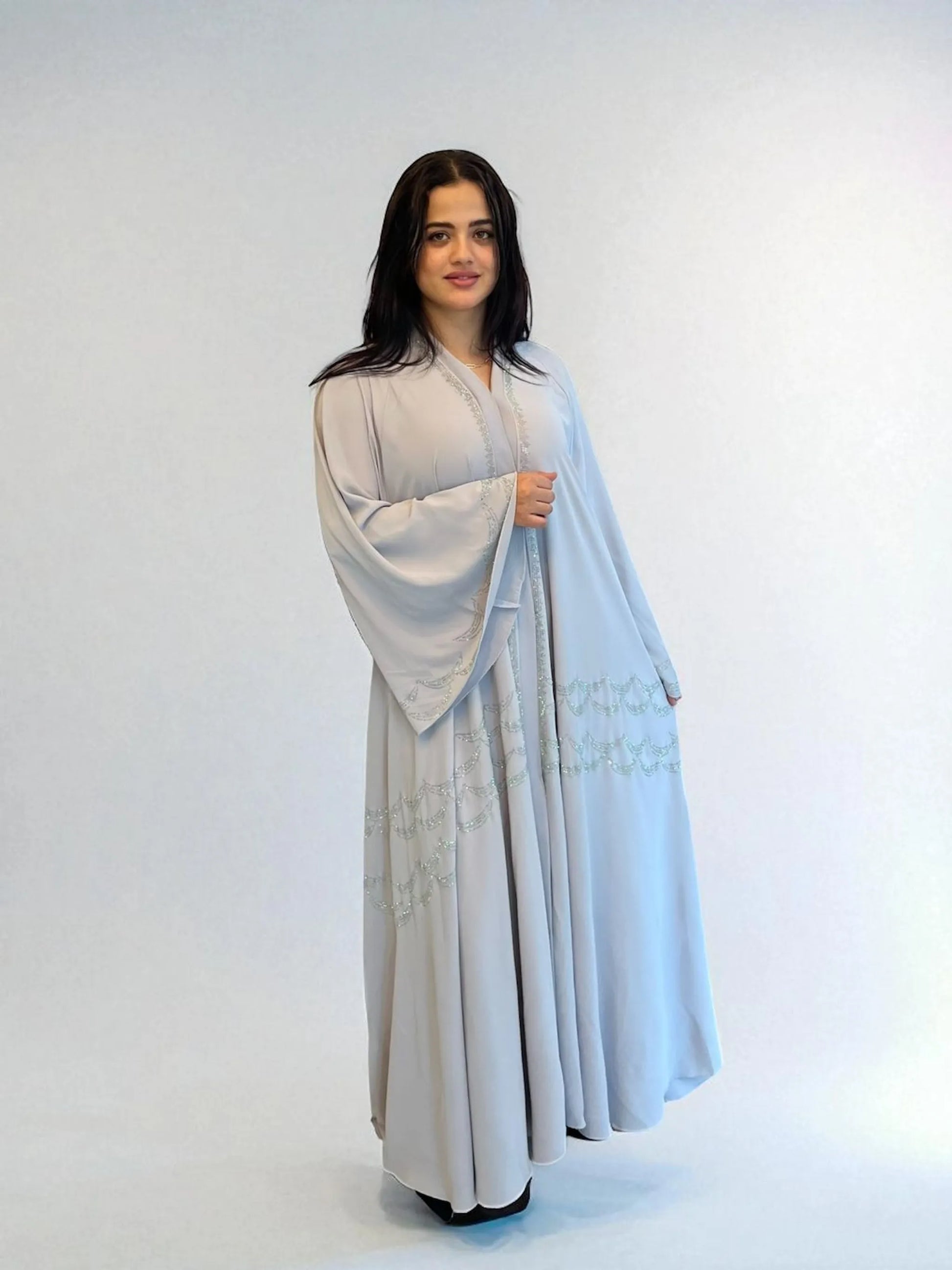 تصميم واسع يمنحك راحة وأناقة | Comfortable and elegant wide cut