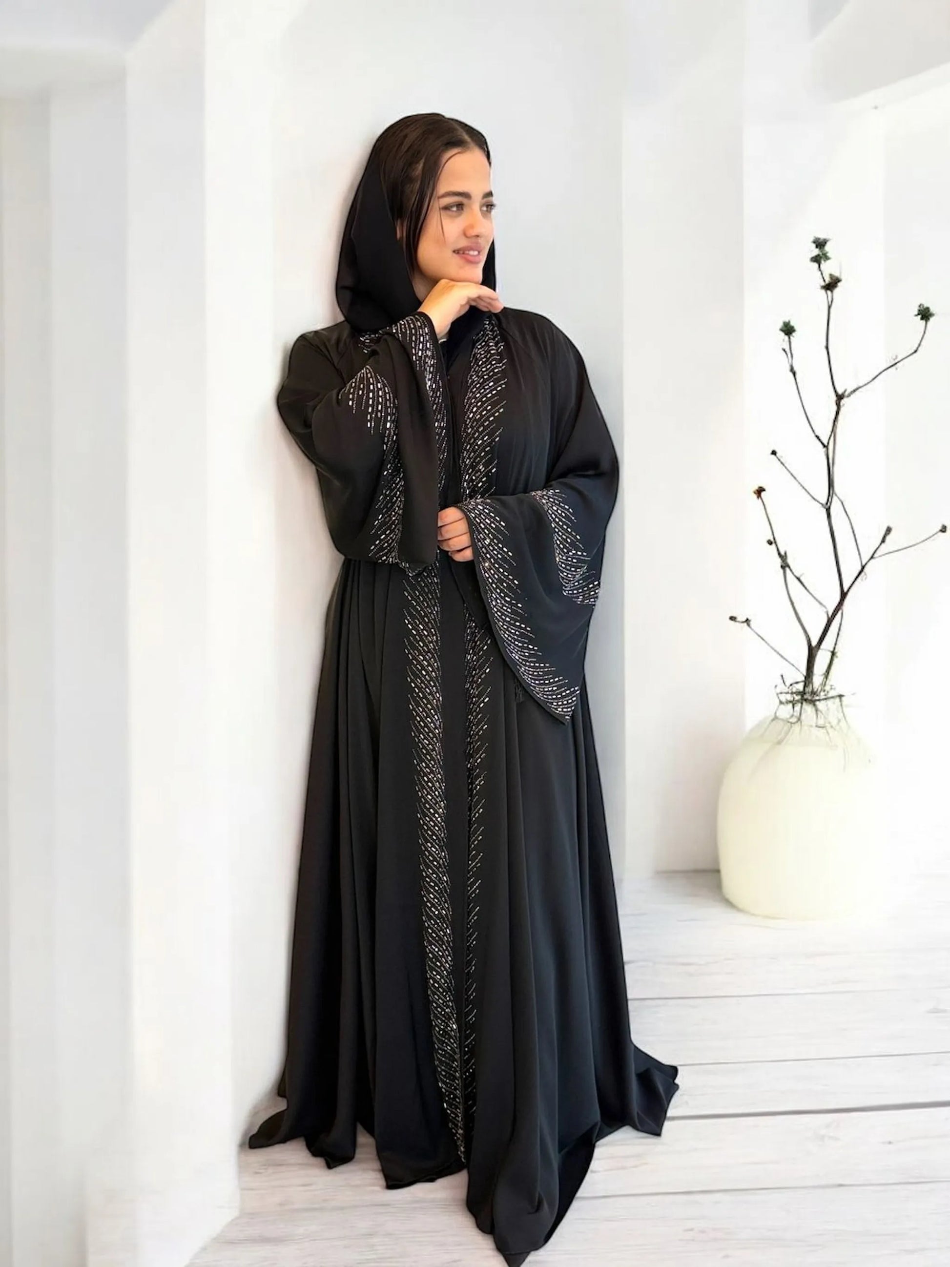 موديل كلاسيكي بلمسة عصرية براقة | Classic silhouette with a modern sparkling twist