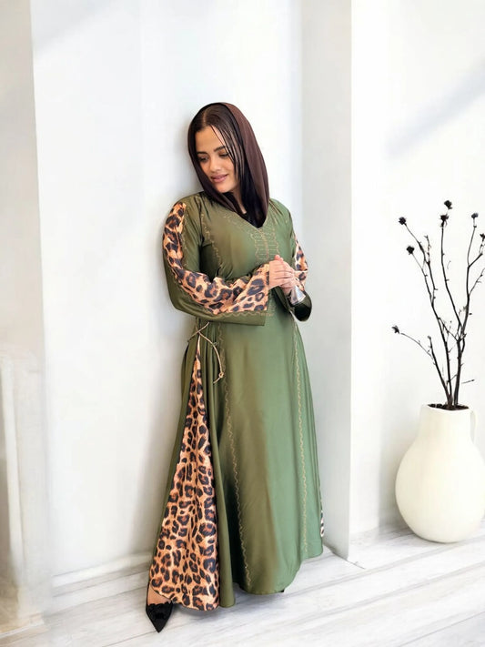 عباية خضراء ساتان بأكمام مطبوعة تايغر | Green satin abaya with tiger-print sleeves