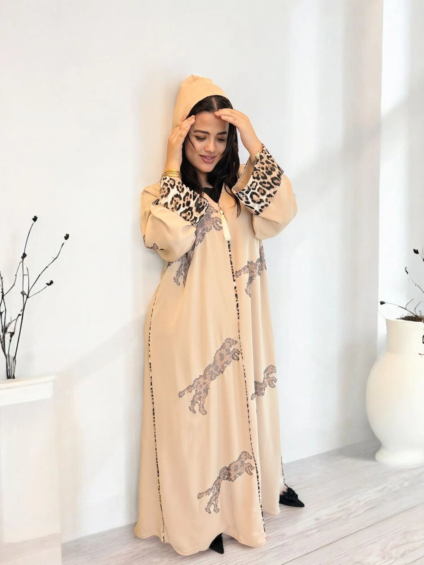 عباية كاب مميزة بلون بيج وإضافات فصوص لامعة | Unique beige cape abaya with sparkling