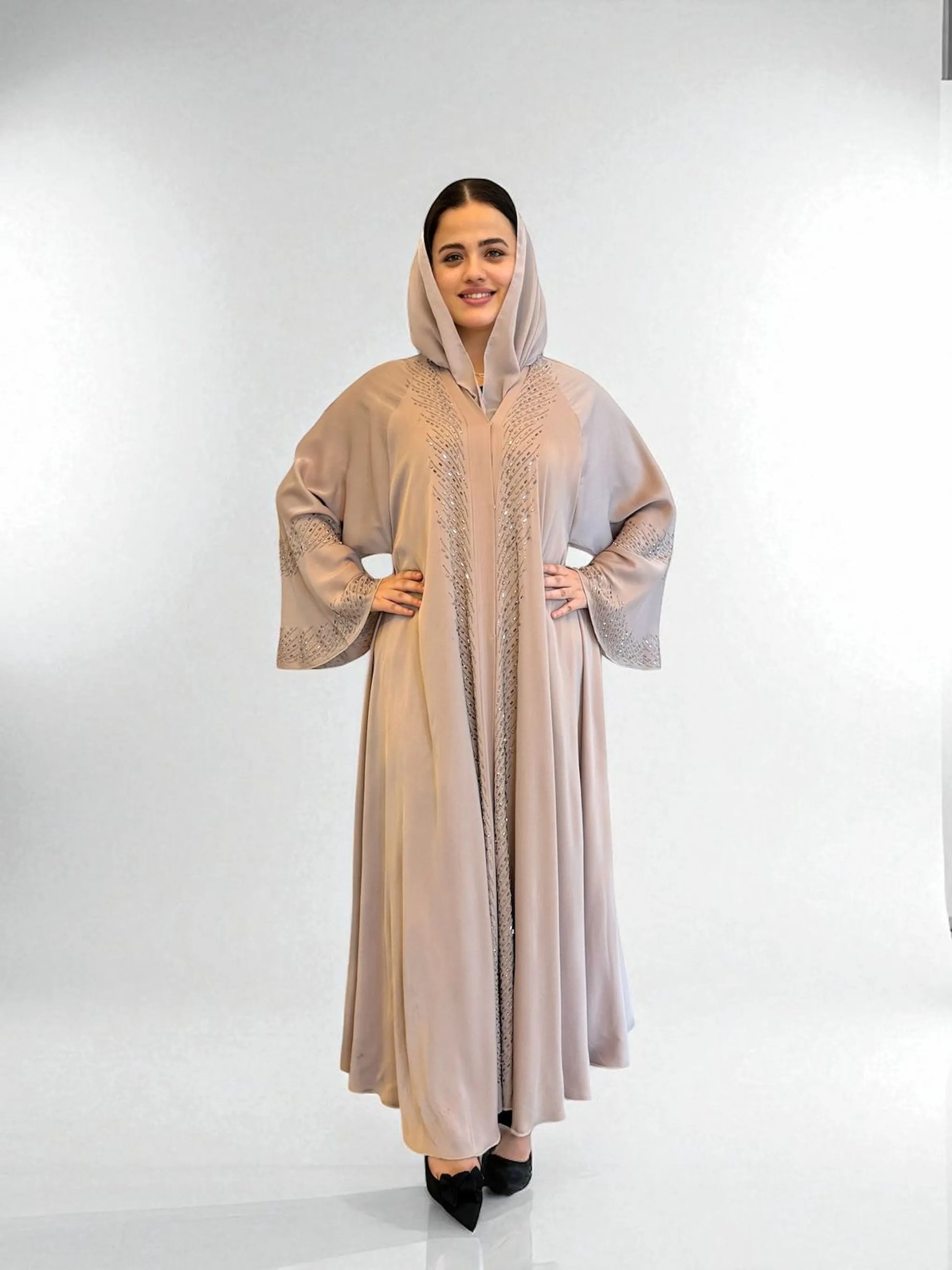عباية بيج بتصميم ناعم وأنيق – Beige abaya with elegant soft embroidery