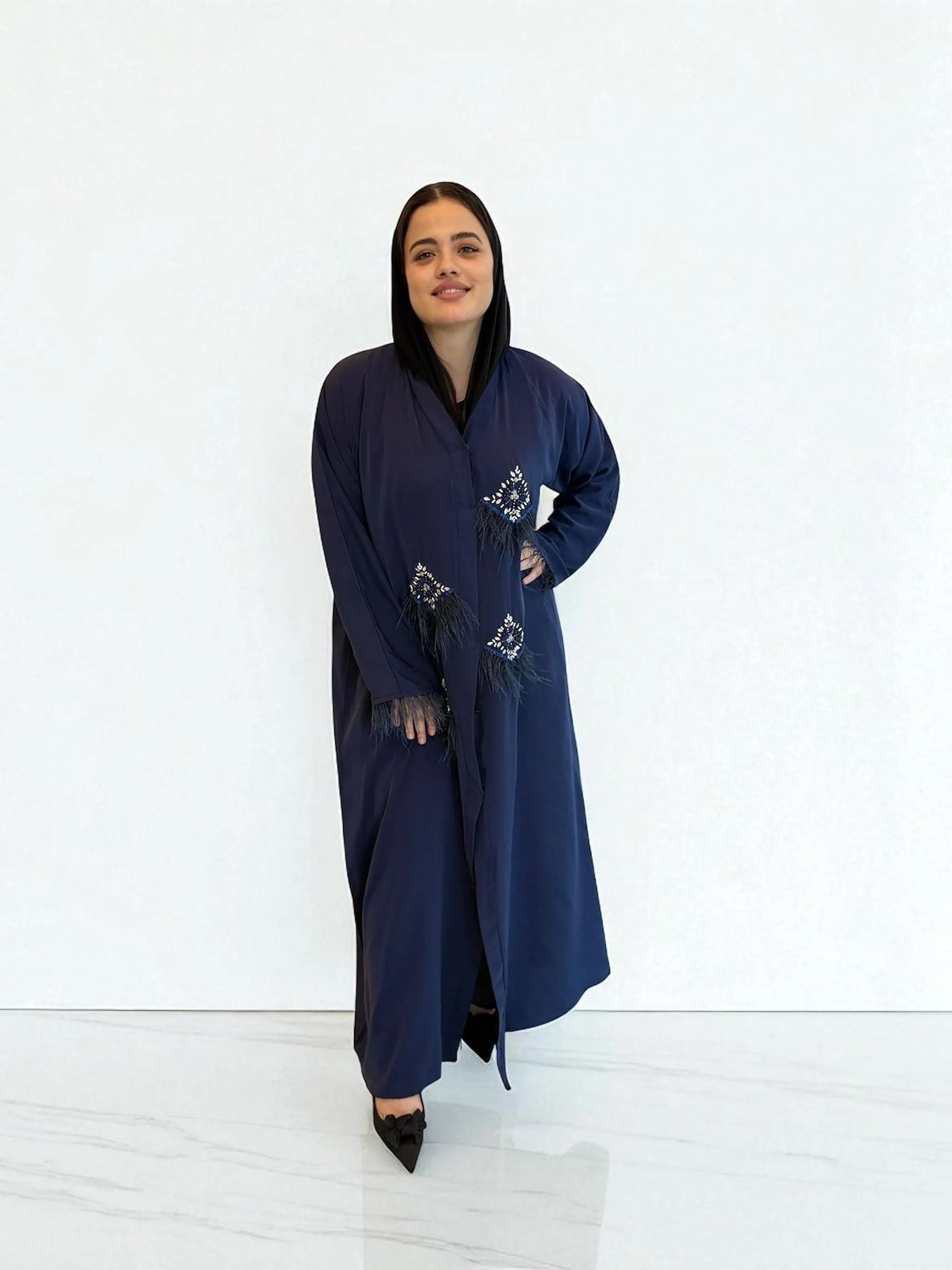 تفاصيل الريش والتطريز الفاخر على الأكمام | Feather and embroidery details on the sleeves