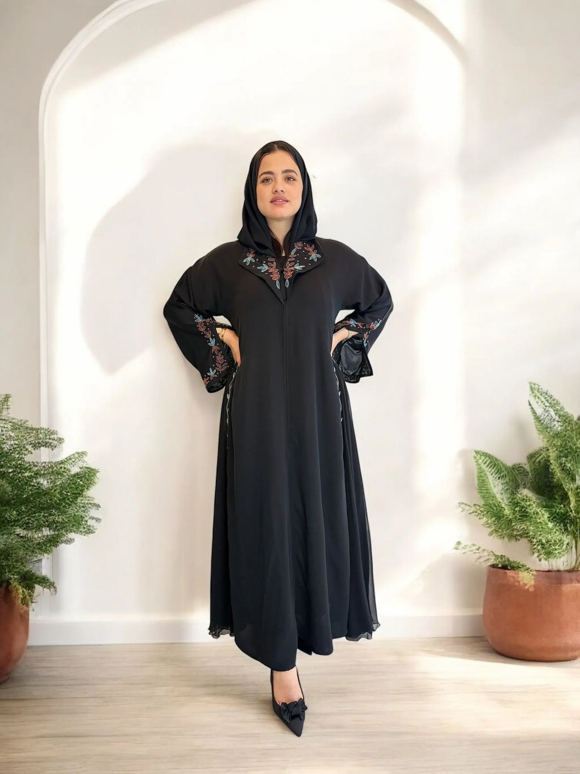 تطريز يدوي على الأكمام والياقة بلون هادئ | Soft hand-stitched threadwork on sleeves and neckline