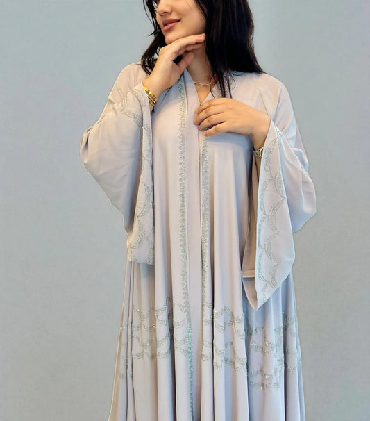 عباية بلون رصاصي فاتح بتطريز مميز | Light grey abaya with elegant embroidery