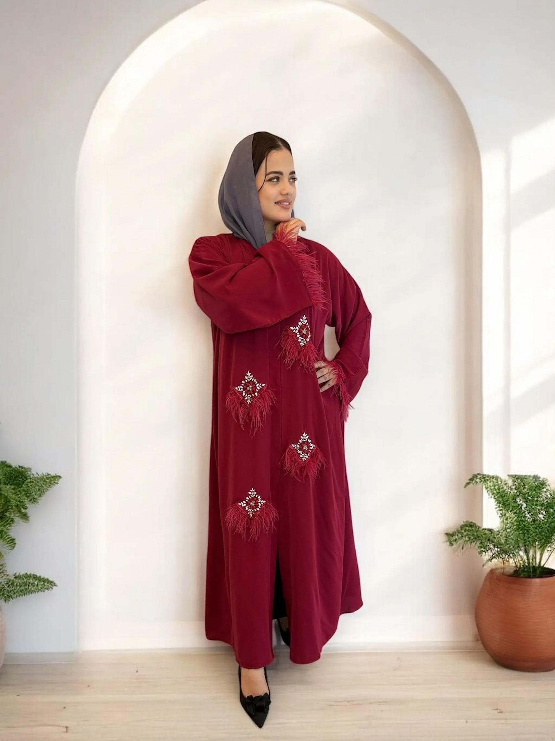 تفاصيل الريش تضيف حركة ساحرة للإطلالة | Feather accents adding graceful motion