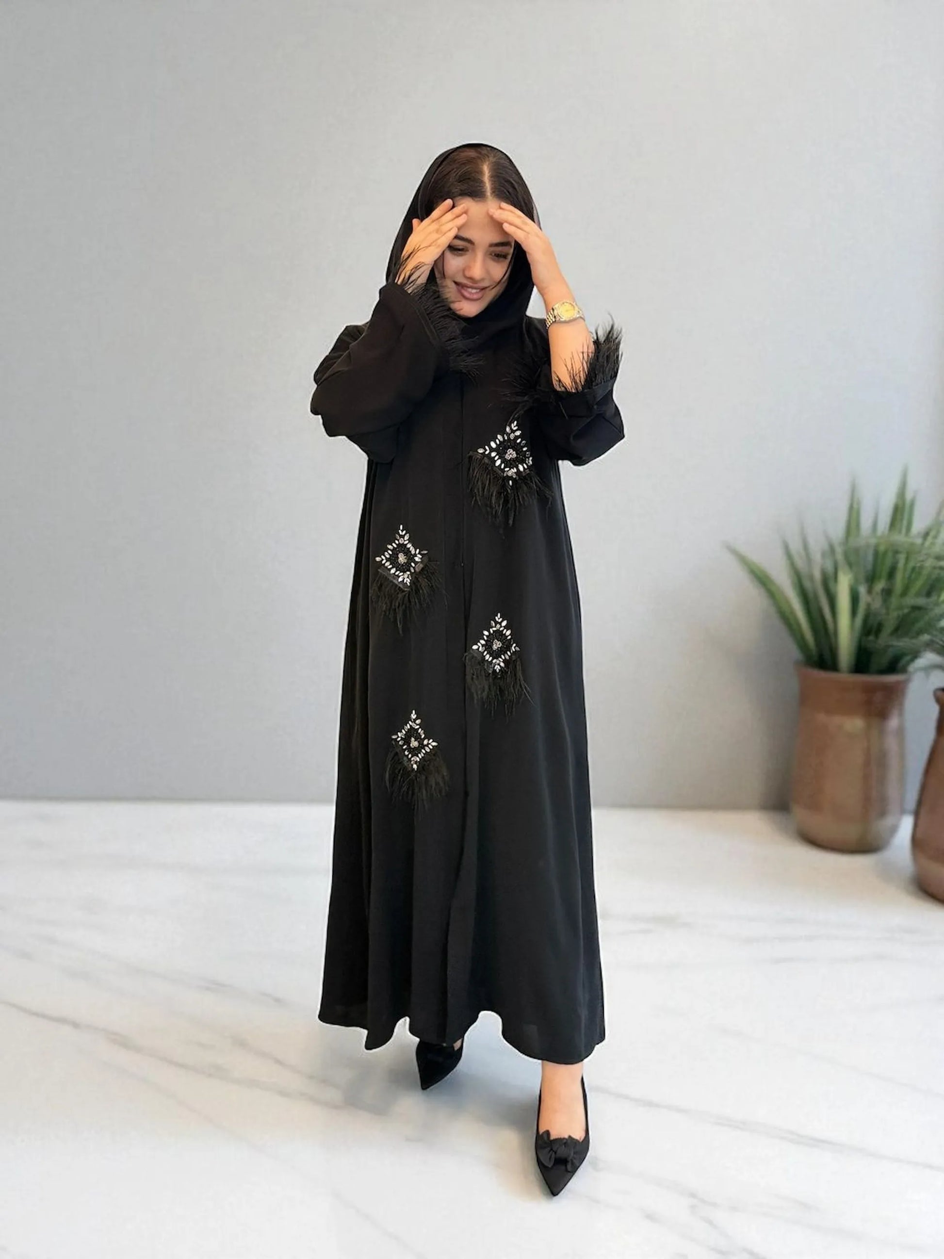 إطلالة أنثوية ناعمة مثالية للسهرات | Feminine and graceful abaya perfect for evening occasions